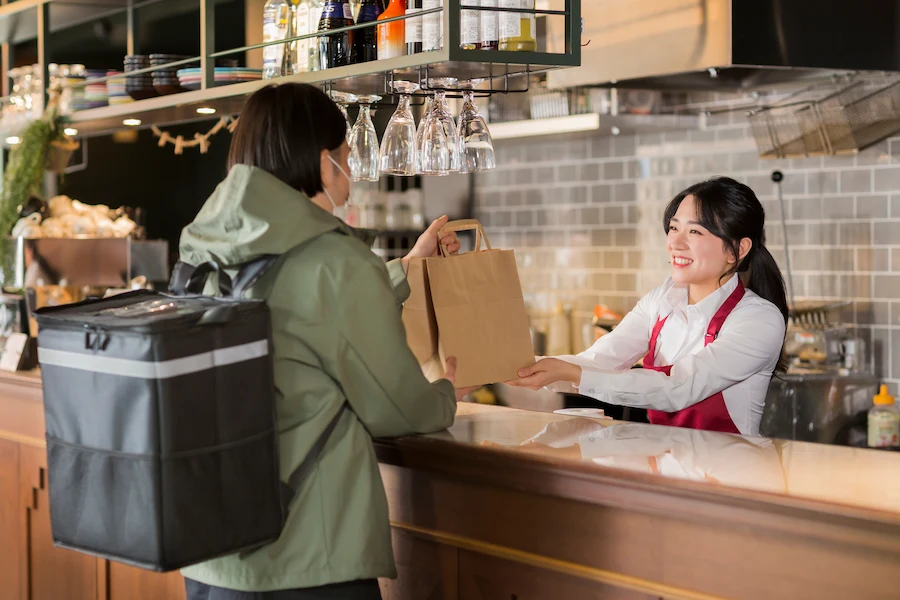 売上アップは本当?ウーバーイーツ出店のメリットとデメリット