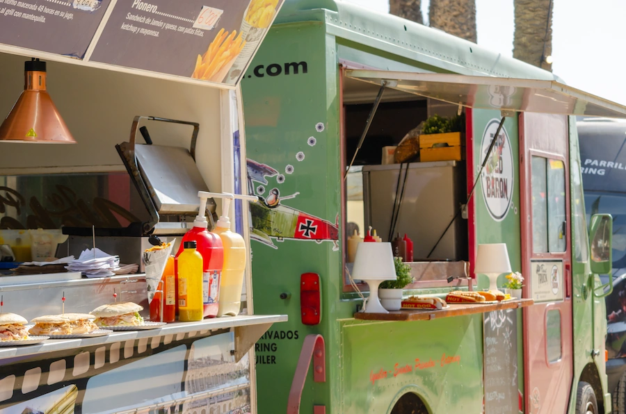 深夜営業やキッチンカーの場合は?特別な許可申請も知っておこう