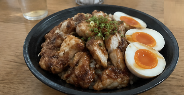 やや暗く撮影された照り焼きチキン丼のスマホ撮影例